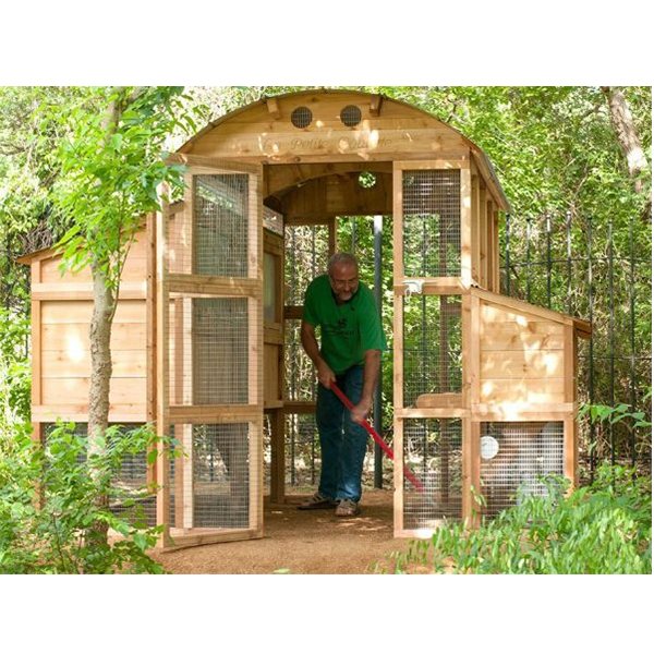 CHICKEN COOP WITH DOME-SHAPED ENTRANCE
